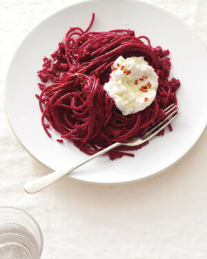 whole-grain-pasta-with-beetroot-and-ricotta